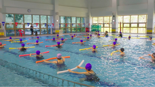 광주 남구 수영 강습 받고 있는 장애인 모습