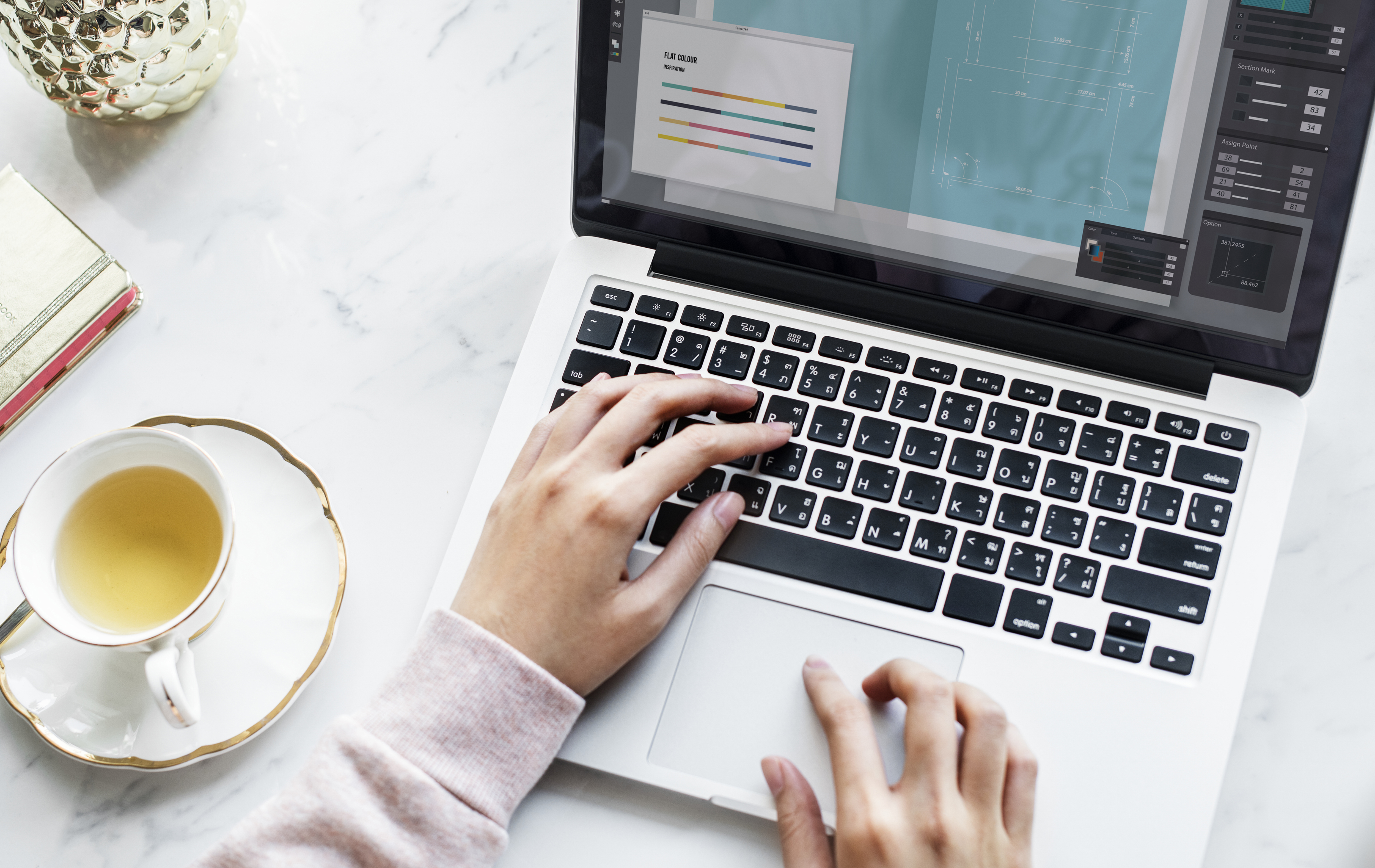 노트북과 따뜻한 차