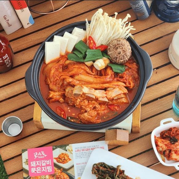 고인돌 돼지갈비묵은지찜 2kg(밀키트)