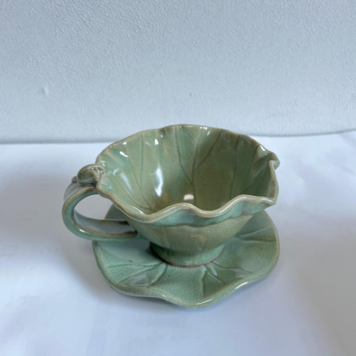 수작업으로 제작되는 연잎찻잔